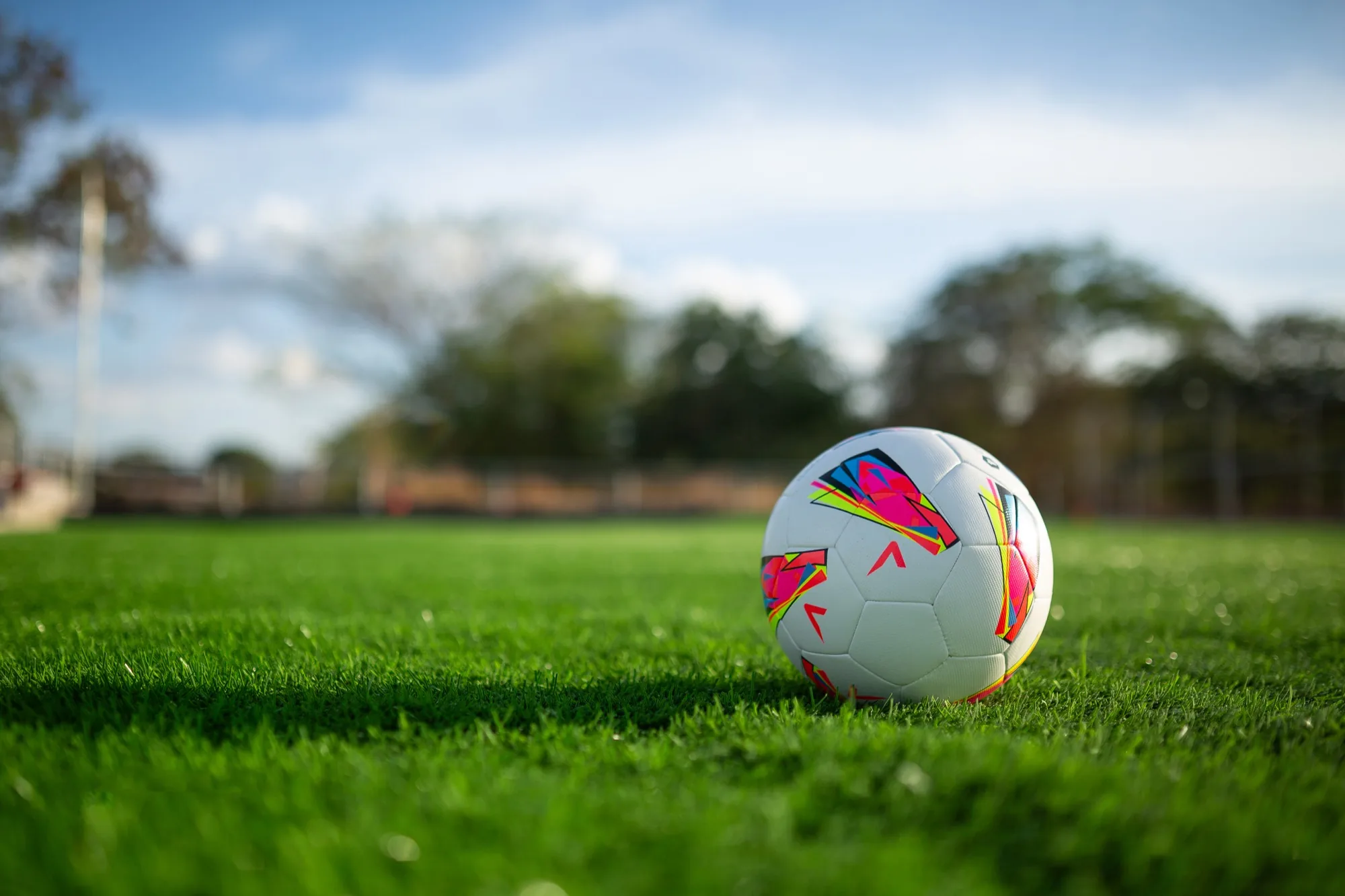 Cancha de fútbol 5 de Sport City Club bajo luz nocturna en Managua